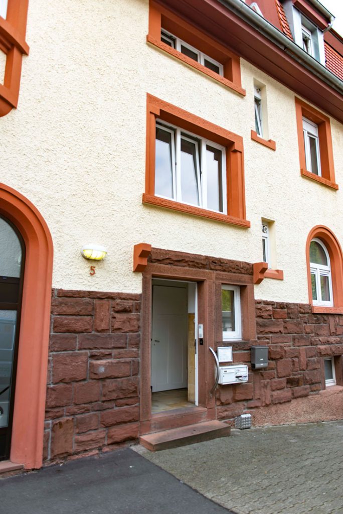 Hauswand und Eingang der Praxis im Gartenweg 5 in Mosbach
