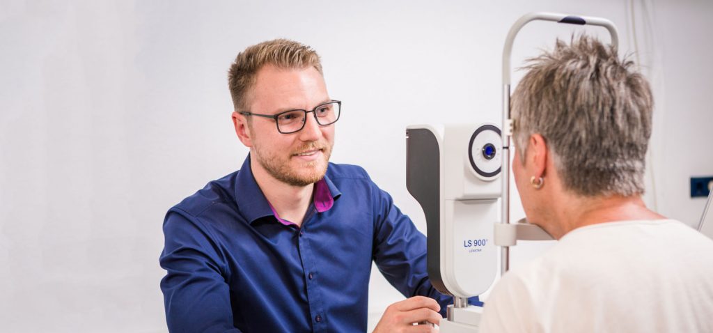 Optometrist mit Patientin bei Optischer Biometrie