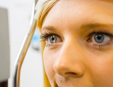 Nahaufnahme der Augen einer Patientin an der Spaltlampe | Vorsorge Augenkrankheiten