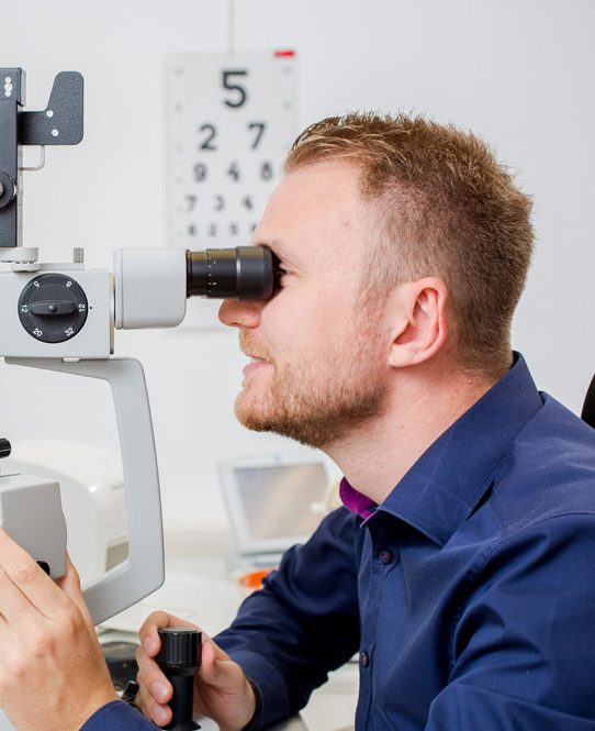 Optometrist an der Spaltlampe | Vorsorge von Augenkrankheiten