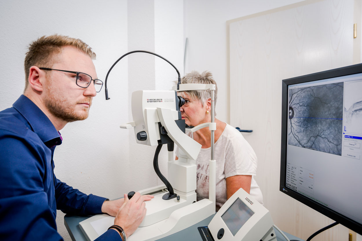 Optometrist mit Patientin am OCT | Vorsorge Grüner Star
